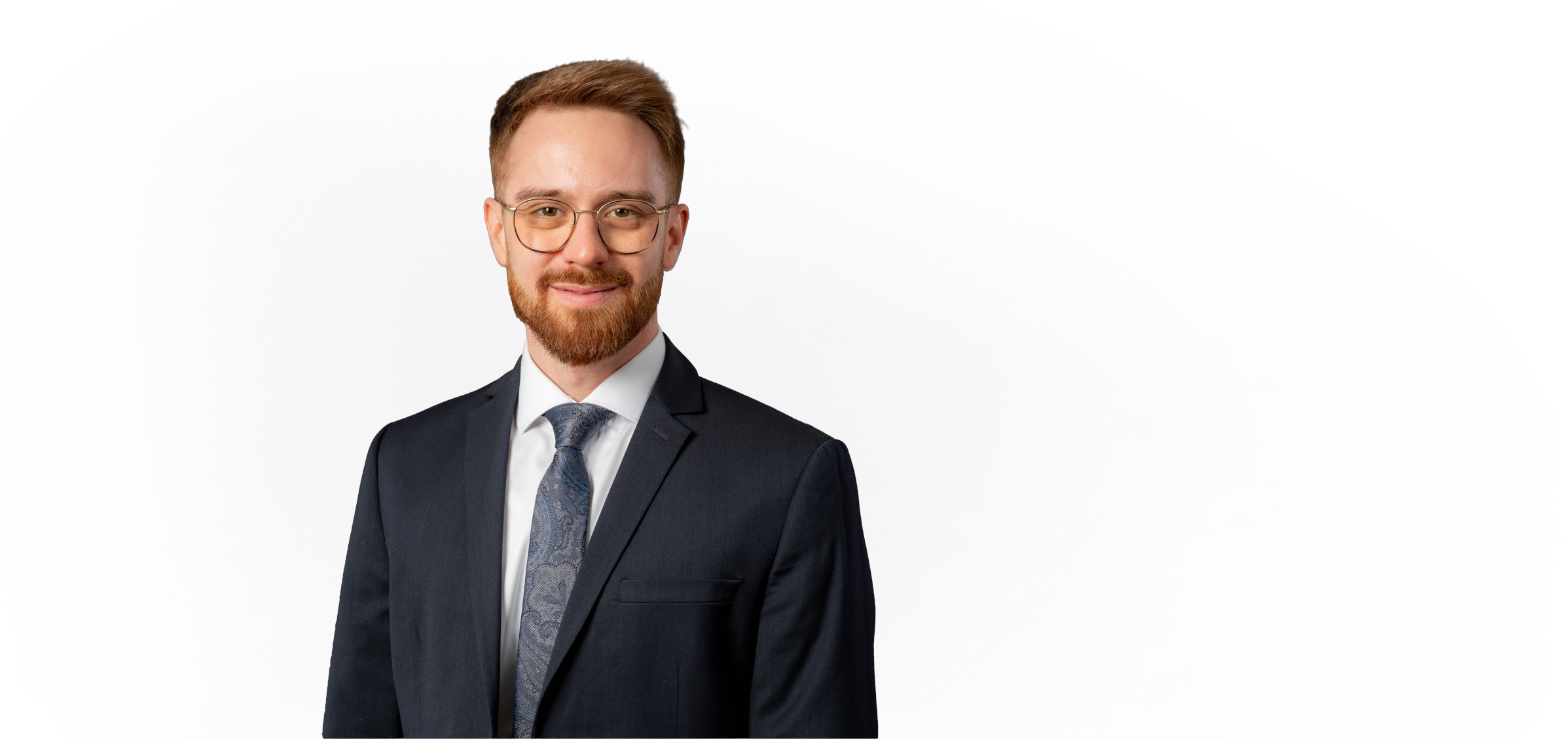 Porträt Philip Kohlmann auf wolkigem Hintergrund